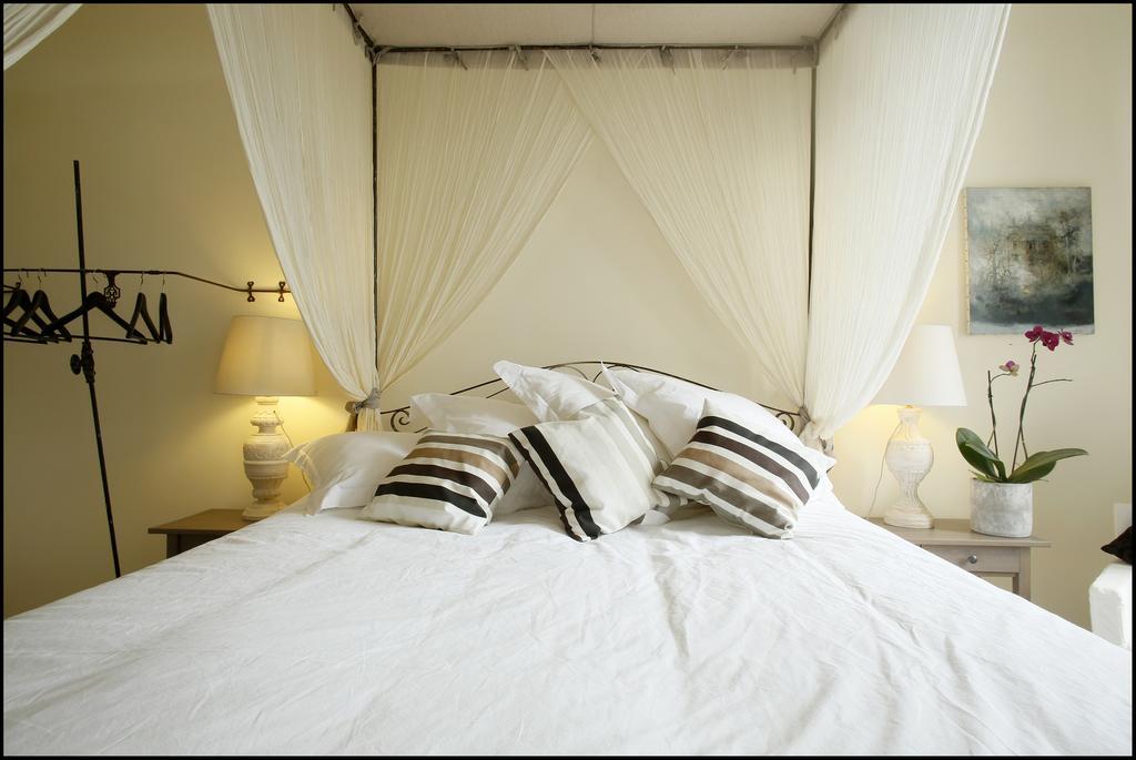 La Maison Rouge D'Uzes B&B Bilik gambar